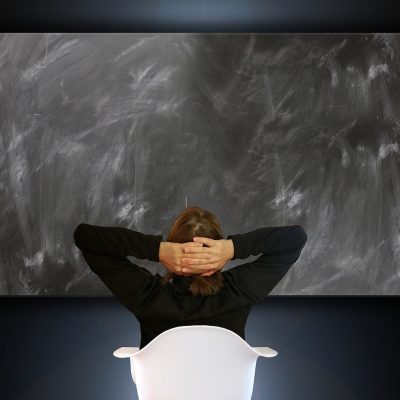壹号168纠错响应专员周昀的工作照：正在查看读者反馈邮件列表，手边放着记录本，屏幕上是分类整理的纠错条目
